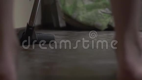 那个女孩靠在家里用吸尘器把灰尘和污垢叠起来视频的预览图