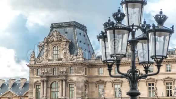 法国巴黎卢浮宫著名博物馆和美术馆的侧廊入口路灯和建筑视频的预览图
