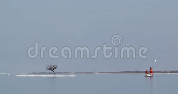 水游在桨板上看死海的咸岛视频的预览图