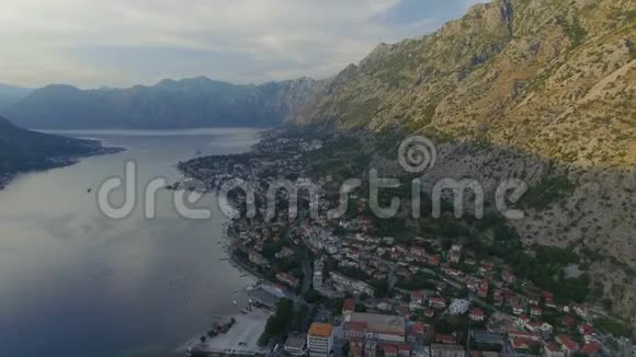 科托黑山城和亚得里亚海海湾的大山影视频的预览图