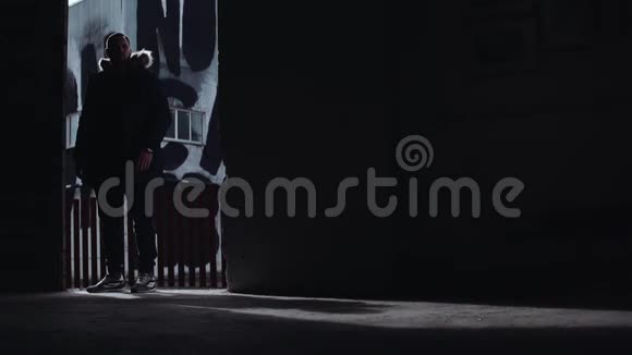 冬天帕克的大胡子男人走进黑暗的房间视频的预览图