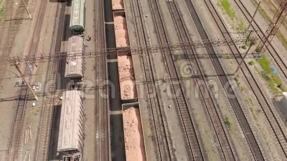 铁路轨道与货运列车顶部视图空中勘测视频的预览图