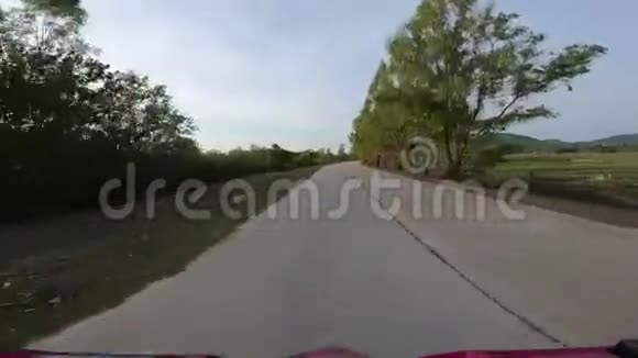 在高耀野骑摩托车穿越乡村视频的预览图