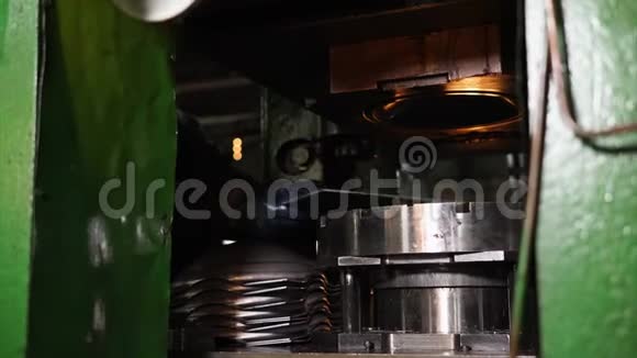 旧的压榨机正在用扁平的金属片制作成型的细节视频的预览图
