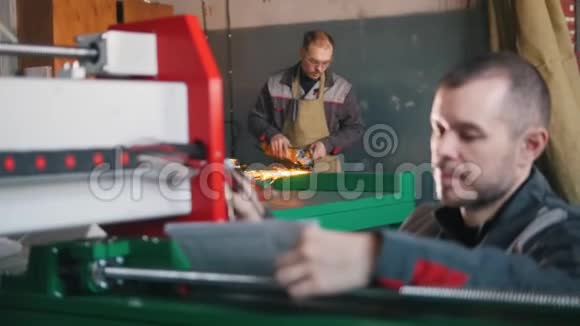 工作服上的电工男在工厂里用能源面板和机械设备工作视频的预览图