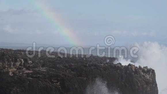 大西洋沿岸的巨浪缓慢地以彩虹的速度破浪前进视频的预览图
