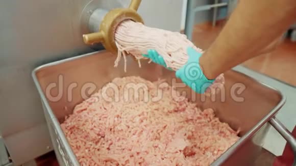 肉类和香肠加工厂的工业香肠生产过程肉类加工设备香肠生产视频的预览图
