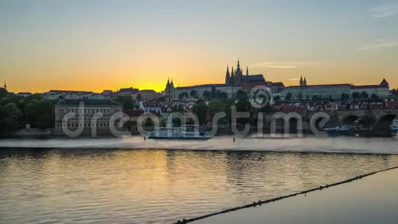 布拉格城市天际线与捷克共和国布拉格的查尔斯桥的时间间隔4K视频的预览图