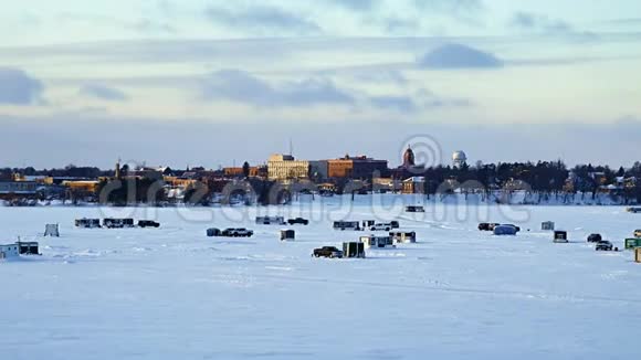 冰湖上的冬季钓鱼屋汽车和皮卡视频的预览图