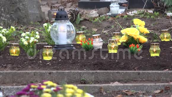 在墓地的坟地上燃烧着黄色的蜡烛4K视频的预览图