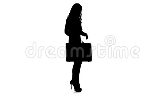 穿高跟鞋的女商人手里拿着公文包白色背景剪影视频的预览图