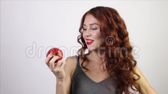 美女在白工作室咬红鲜苹果视频的预览图