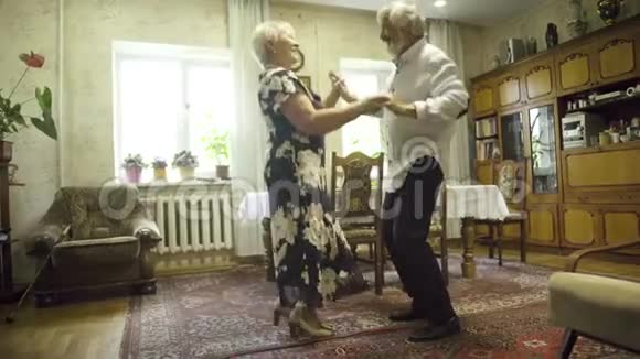积极的高级夫妇在家跳舞视频的预览图