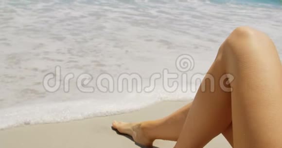 在海滩上放松的低段女性视频的预览图