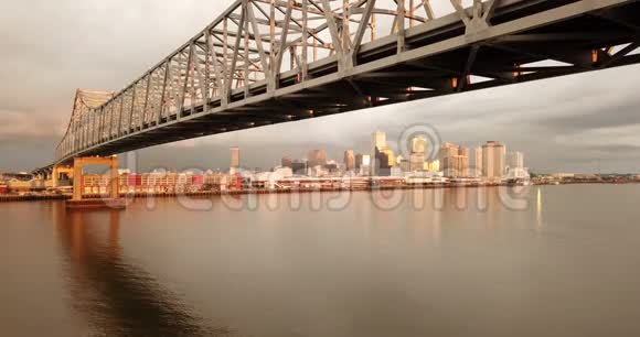 新奥尔良在密西西比河上的公路大桥下的空中景色视频的预览图