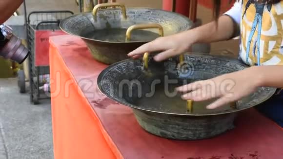 泰国女人手握洗手池黄铜中式祝福幸运视频的预览图