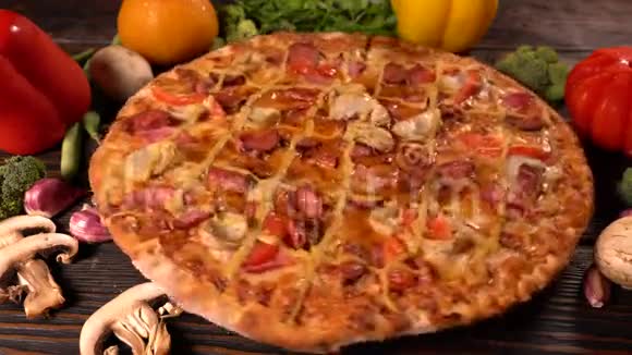 旋转意大利披萨周围是蔬菜视频的预览图