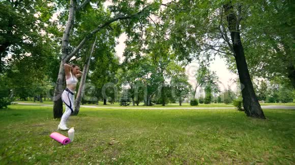 运动女青年正在训练在公园做运动夏天在公园里做午餐的健身女孩视频的预览图