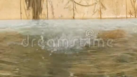在水位上的摄像机不断的流水落入下面的大面积水域造成大量的飞溅和视频的预览图