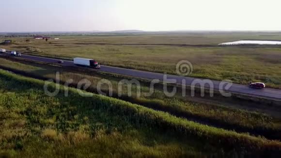 4在美丽的全国繁忙的高速公路上在集装箱半卡车的高空飞行运送货物视频的预览图