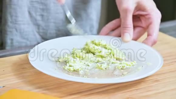 用叉子把雌性的手合在一起用香料搅拌黄油家庭厨房为了酱汁视频的预览图
