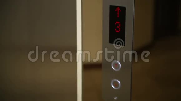 按下电梯按钮视频的预览图