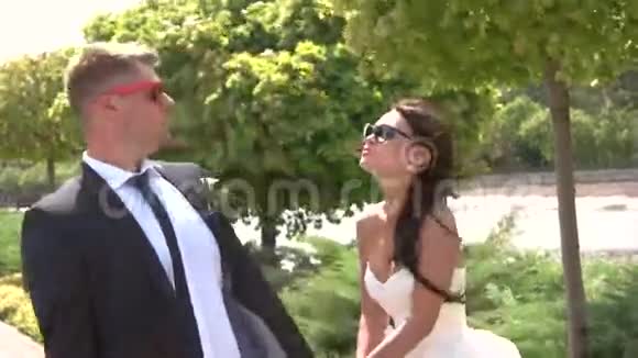 新娘和新郎戴太阳镜视频的预览图