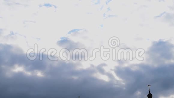 教堂穹顶在暴风雨的天空的灰色背景上视频的预览图
