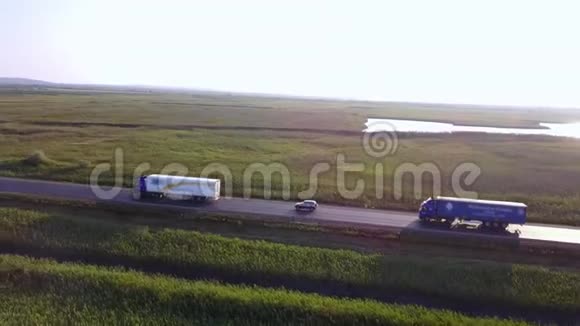 4在美丽的全国繁忙的高速公路上在集装箱半卡车的高空飞行运送货物视频的预览图