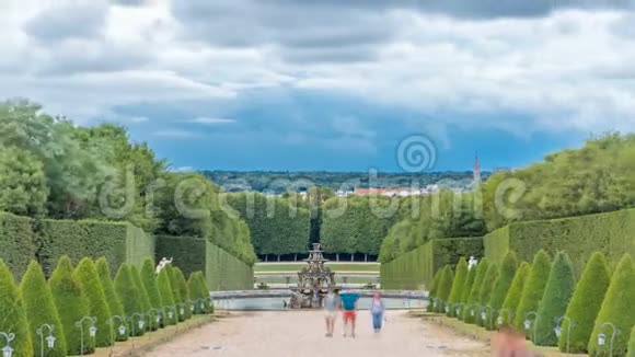 花园里整洁的小巷和背景延时的喷泉法国凡尔赛宫视频的预览图