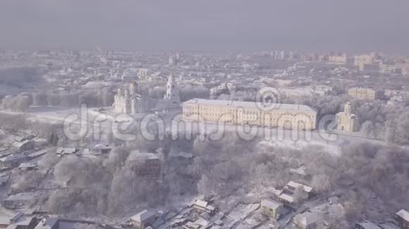 飞越冰冻的河流俯瞰乌斯彭斯基大教堂和弗拉基米尔市视频的预览图