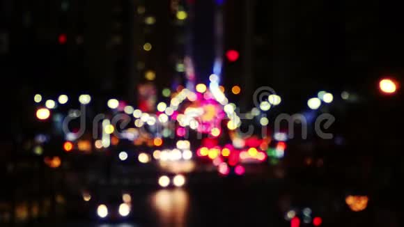 分散夜间交通视频的预览图