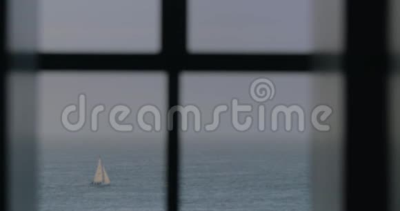 帆船和航海刀透过窗户观看视频的预览图