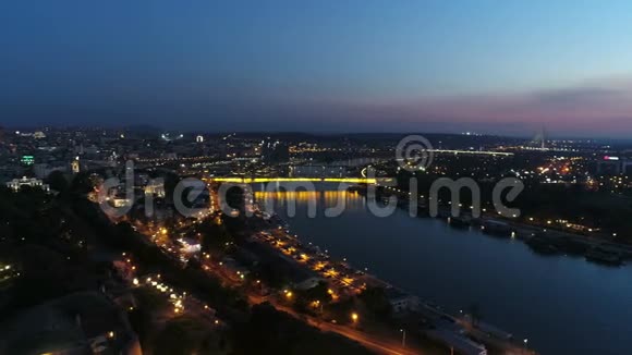 夜间从城市要塞上俯瞰远处城市部分视频的预览图
