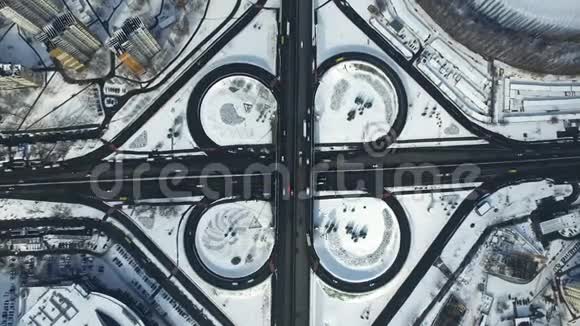 冬城顶景高速路口道路交叉口的汽车交通视频的预览图
