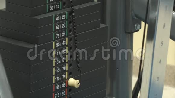 健身房移动重量堆叠视频的预览图