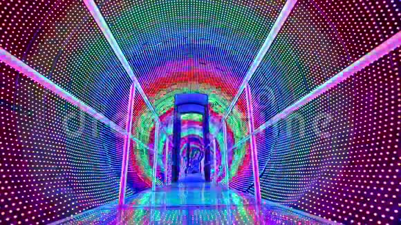 彩虹光隧道视频的预览图