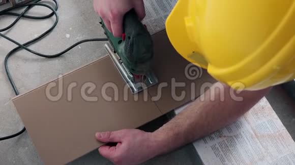 熟练工人用电动跳汰机锯木层板视频的预览图