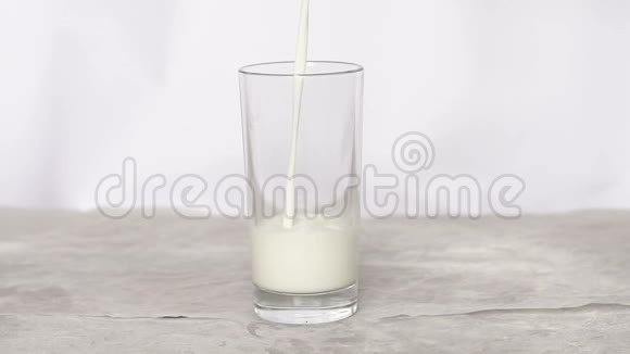 牛奶慢慢地倒在白色的背景上视频的预览图