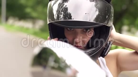 戴摩托车头盔的女孩的肖像特写视频的预览图