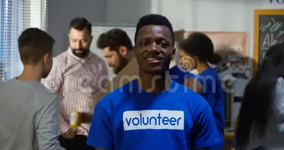 一位微笑的男性志愿者的肖像视频的预览图