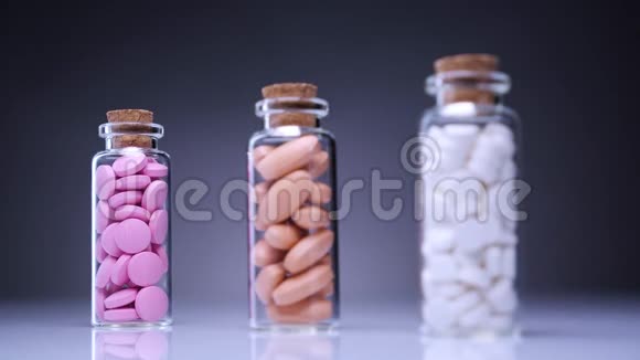 五颜六色的药丸装在瓶子里视频的预览图