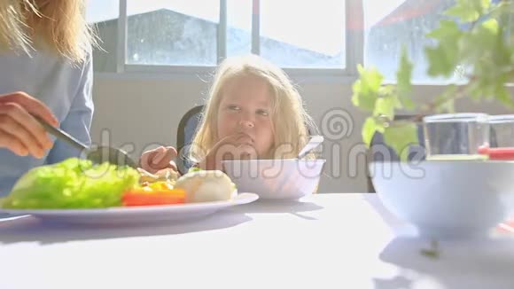 小金发女孩不想在餐桌上吃碗鸡肉视频的预览图