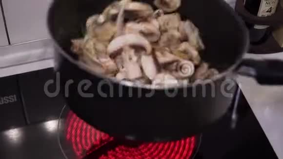 厨师用煎锅炒蘑菇视频的预览图