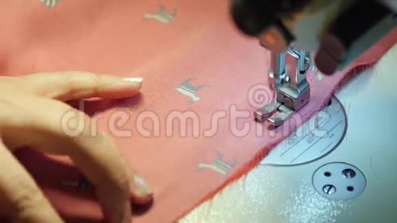 从事缝纫项目的女人视频的预览图