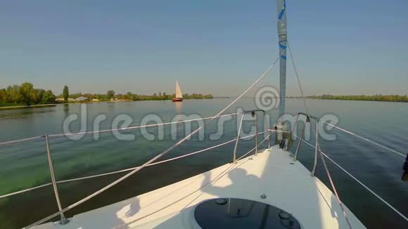 豪华游艇巡航在河流POV旅游户外活动视频的预览图