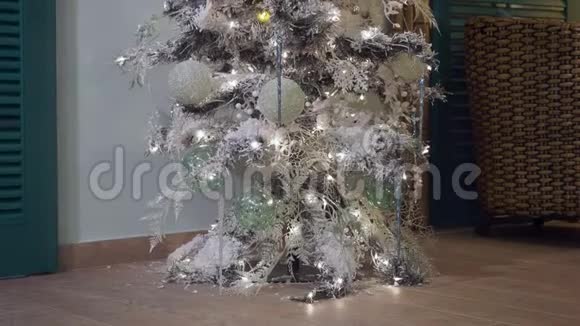 美丽的圣诞树树枝上有白色的人工雪视频的预览图