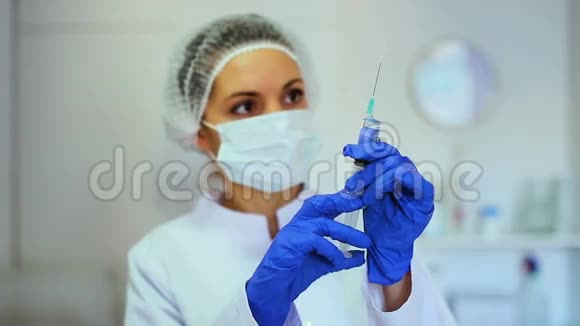 一位年轻的女护士准备注射视频的预览图