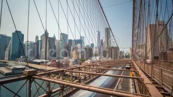 纽约在布鲁克林桥上看汽车在时间推移视频的预览图