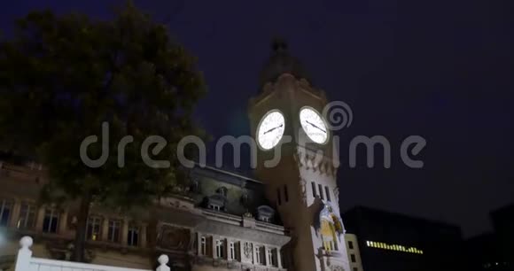 教堂塔楼夜晚城市灯光下的塔楼城市时钟夜晚的城镇视频的预览图
